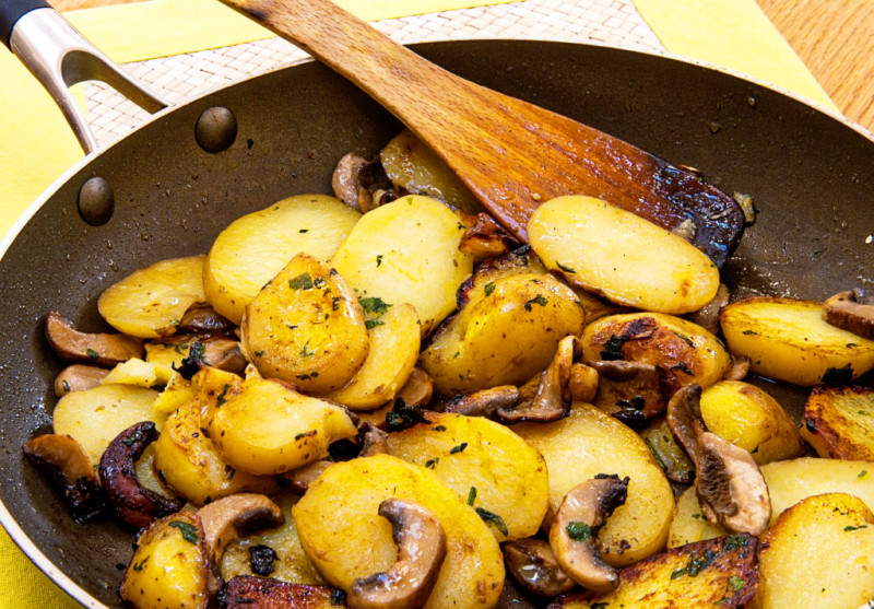 Как правильно пожарить картошку с грибами и луком на сковороде пошаговый рецепт с фото классический